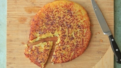 Potato rösti on a cutting board.