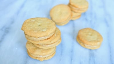 Do-Si-Do copycat cookies on a marble counter.