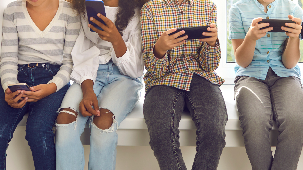 children immersed in mobile devices